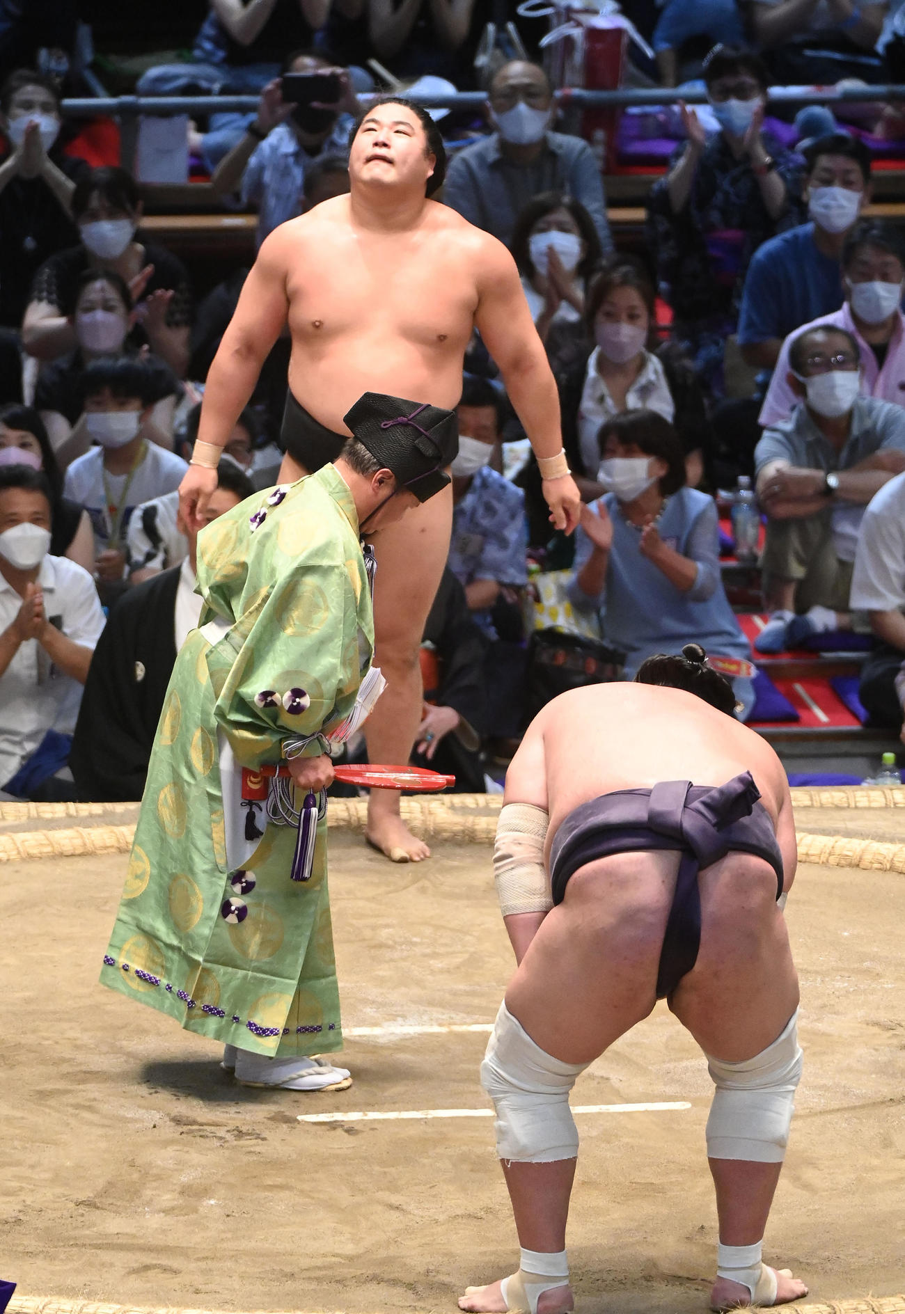 照ノ富士に下手投げで敗れ天を仰ぐ若元春（奥）（撮影・森本幸一）