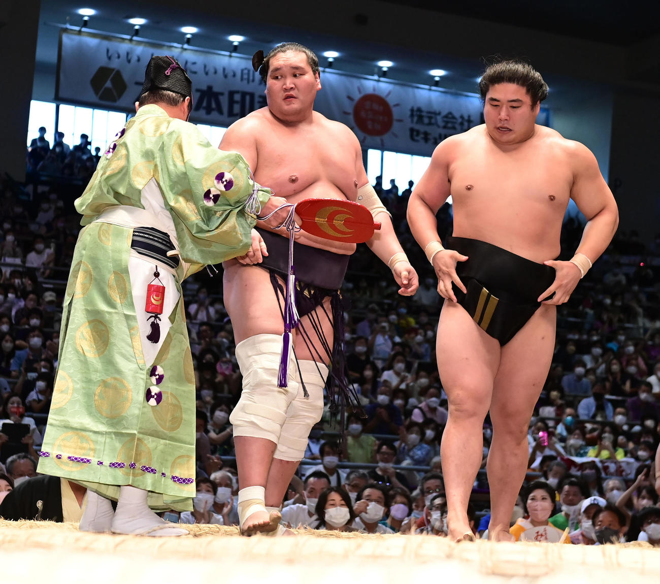 式守伊之助（左）は照ノ富士と若元春を土俵へ戻す（撮影・小沢裕）