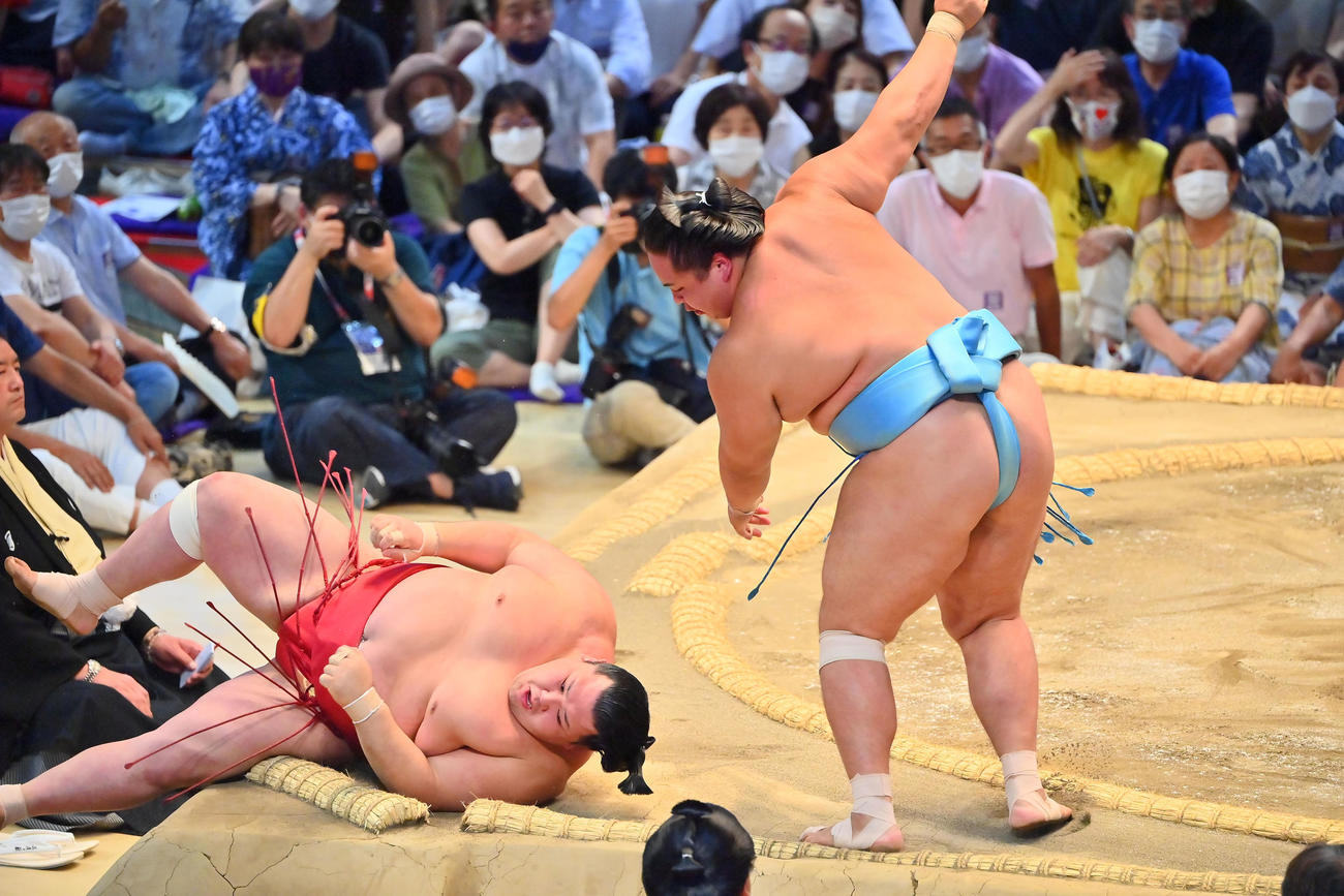 琴勝峰（手前）は阿武咲を小手投げで破る（撮影・和賀正仁）