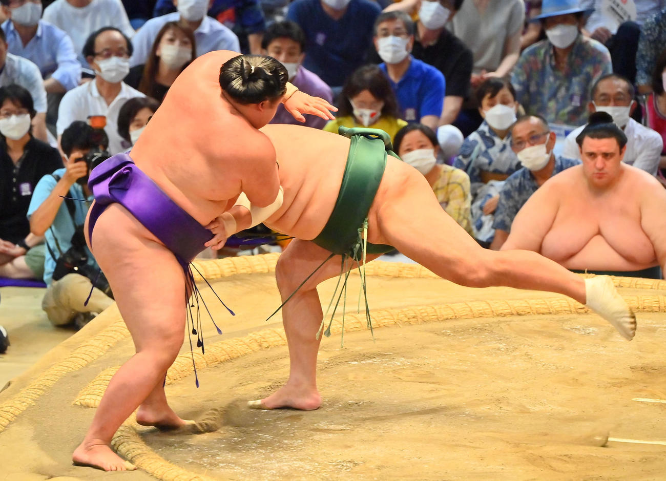 隠岐の海（右）は押し出しで明生を破る（撮影・和賀正仁）