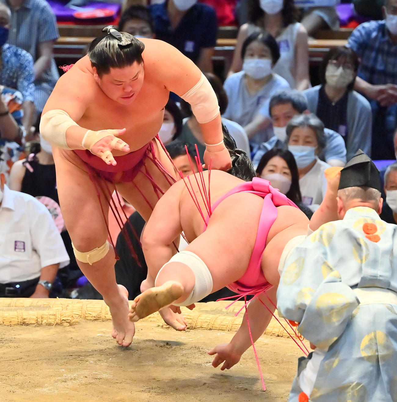 宇良（右）を叩き込みで破る大栄翔（撮影・和賀正仁）