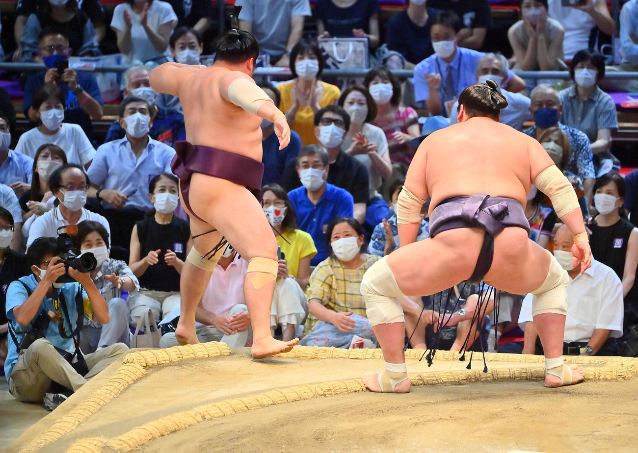 照ノ富士（右）は押し出しで遠藤を破り7勝目をあげる（撮影・和賀正仁）