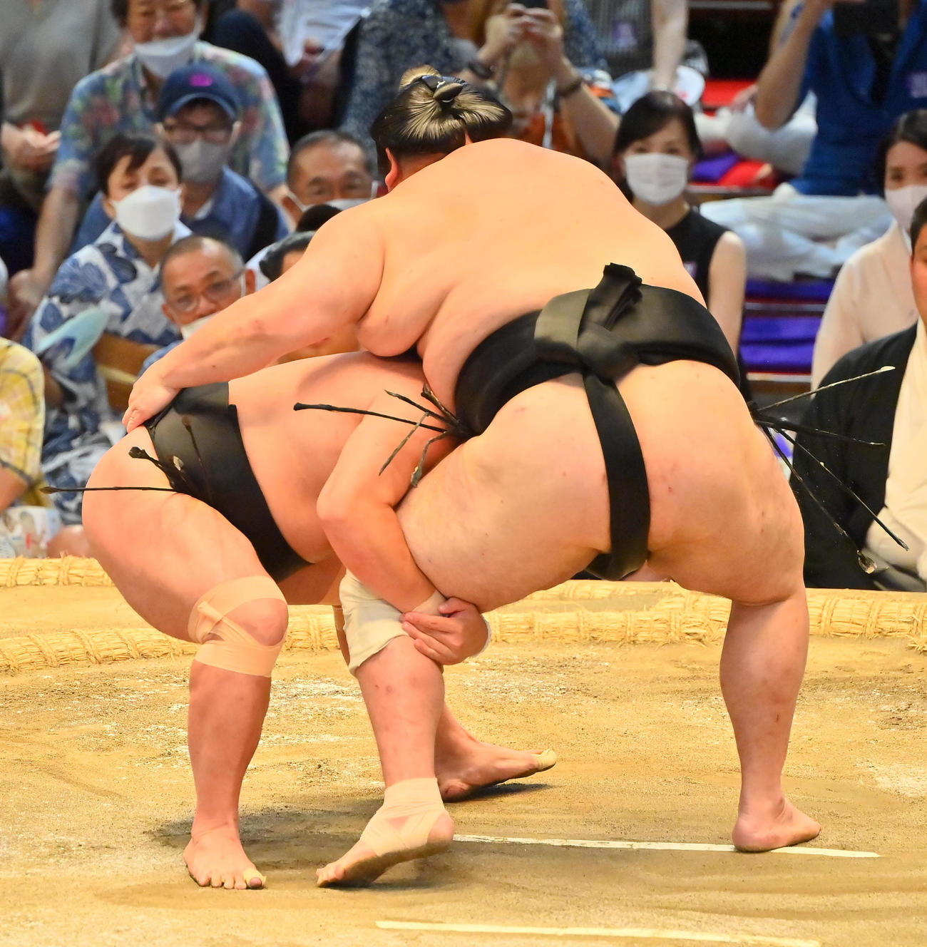 照強（左）は足取りで大奄美を破る（撮影・和賀正仁）