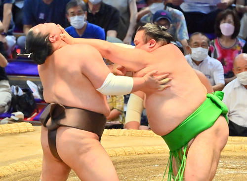英乃海（左）を押し出しで破る千代丸（撮影・和賀正仁）