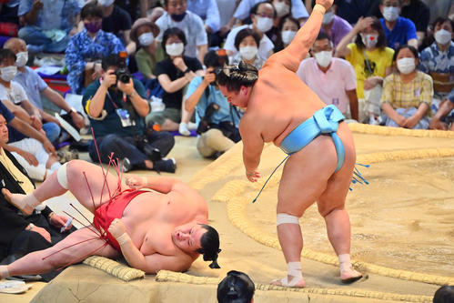 琴勝峰（手前）は阿武咲を小手投げで破る（撮影・和賀正仁）