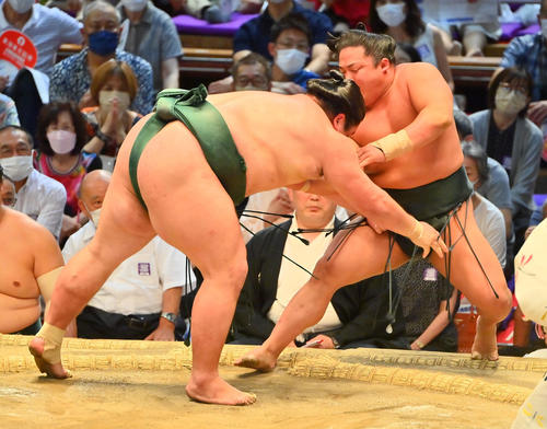 翠富士（右）を極め出しで破る錦木（撮影・和賀正仁）