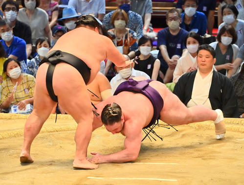 栃ノ心（右）を叩き込みで破る千代大龍（撮影・和賀正仁）