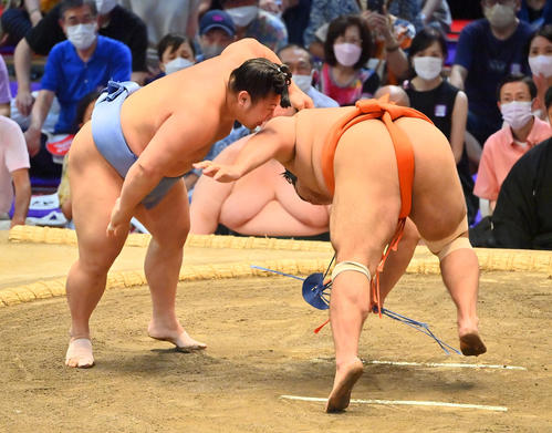 志摩ノ海（右）を叩き込みで破る翔猿（撮影・和賀正仁）