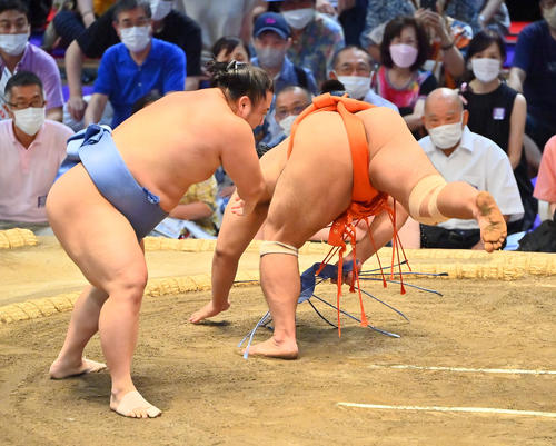 志摩ノ海（右）を叩き込みで破る翔猿（撮影・和賀正仁）
