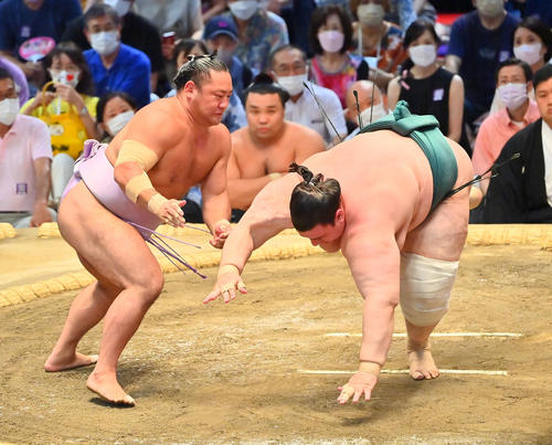 碧山（右）を突き落としで破る琴恵光（撮影・和賀正仁）