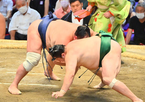 北勝富士（左）は押し倒しで佐田の海を破る（撮影・和賀正仁）