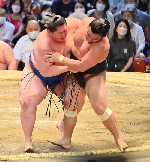 霧馬山（右）を寄り切りで破る逸ノ城（撮影・和賀正仁）