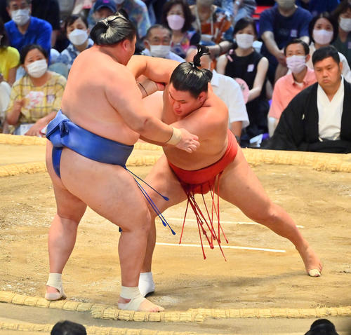 豊昇龍（右）は押し出しで玉鷲を破る（撮影・和賀正仁）