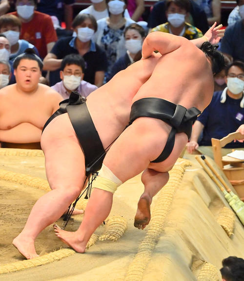 妙義龍（右）を押し倒しで破る剣翔（撮影・和賀正仁）