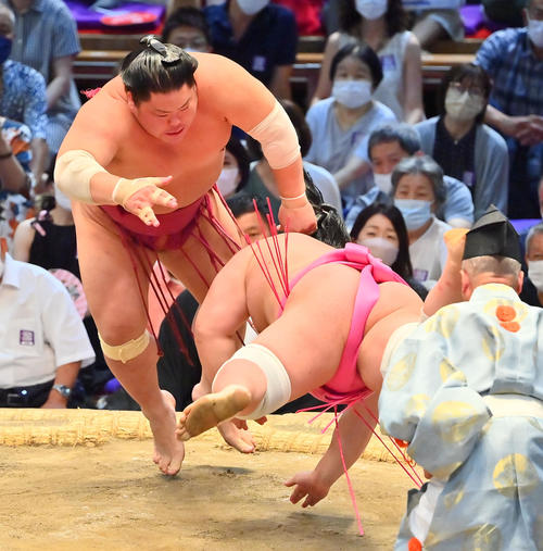 宇良（右）を叩き込みで破る大栄翔（撮影・和賀正仁）