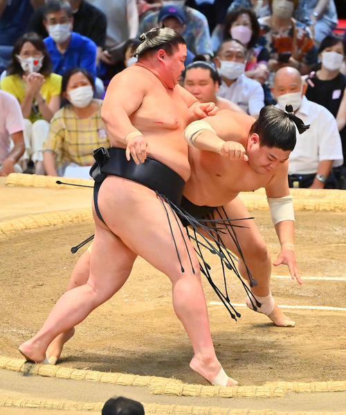 阿炎（右）を突き落としで破る正代（撮影・和賀正仁）