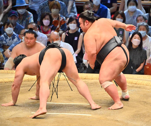 貴景勝（右）は突き落としで若元春を破る（撮影・和賀正仁）