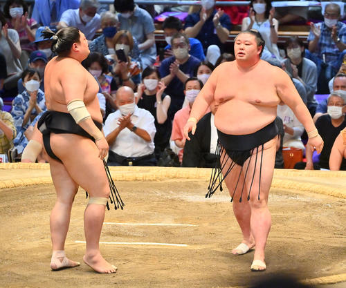阿炎（左）を突き落としで破る正代（撮影・和賀正仁）