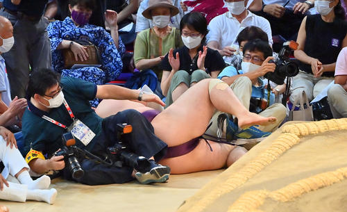 照ノ富士（右）は押し出しで遠藤を破り7勝目をあげる（撮影・和賀正仁）
