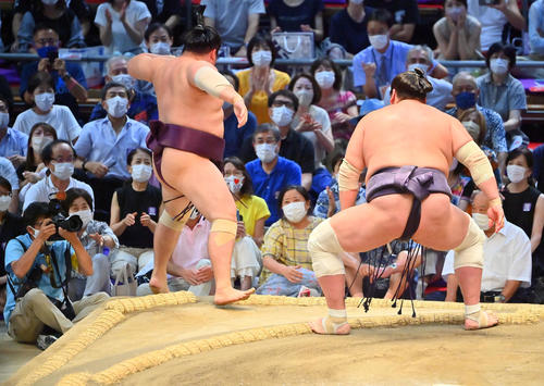照ノ富士（右）は押し出しで遠藤を破り7勝目をあげる（撮影・和賀正仁）