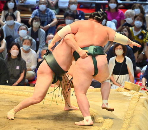豊山（右）を寄り切りで破る千代翔馬（撮影・和賀正仁）