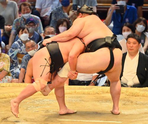 照強（左）は足取りで大奄美を破る（撮影・和賀正仁）