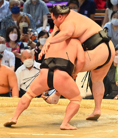 照強（左）は足取りで大奄美を破る（撮影・和賀正仁）
