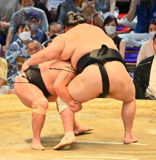 照強（左）は足取りで大奄美を破る（撮影・和賀正仁）
