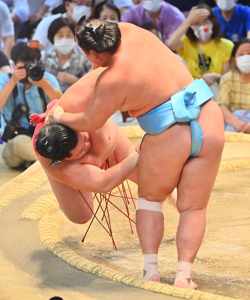 琴勝峰（手前）は阿武咲を小手投げで破る（撮影・和賀正仁）