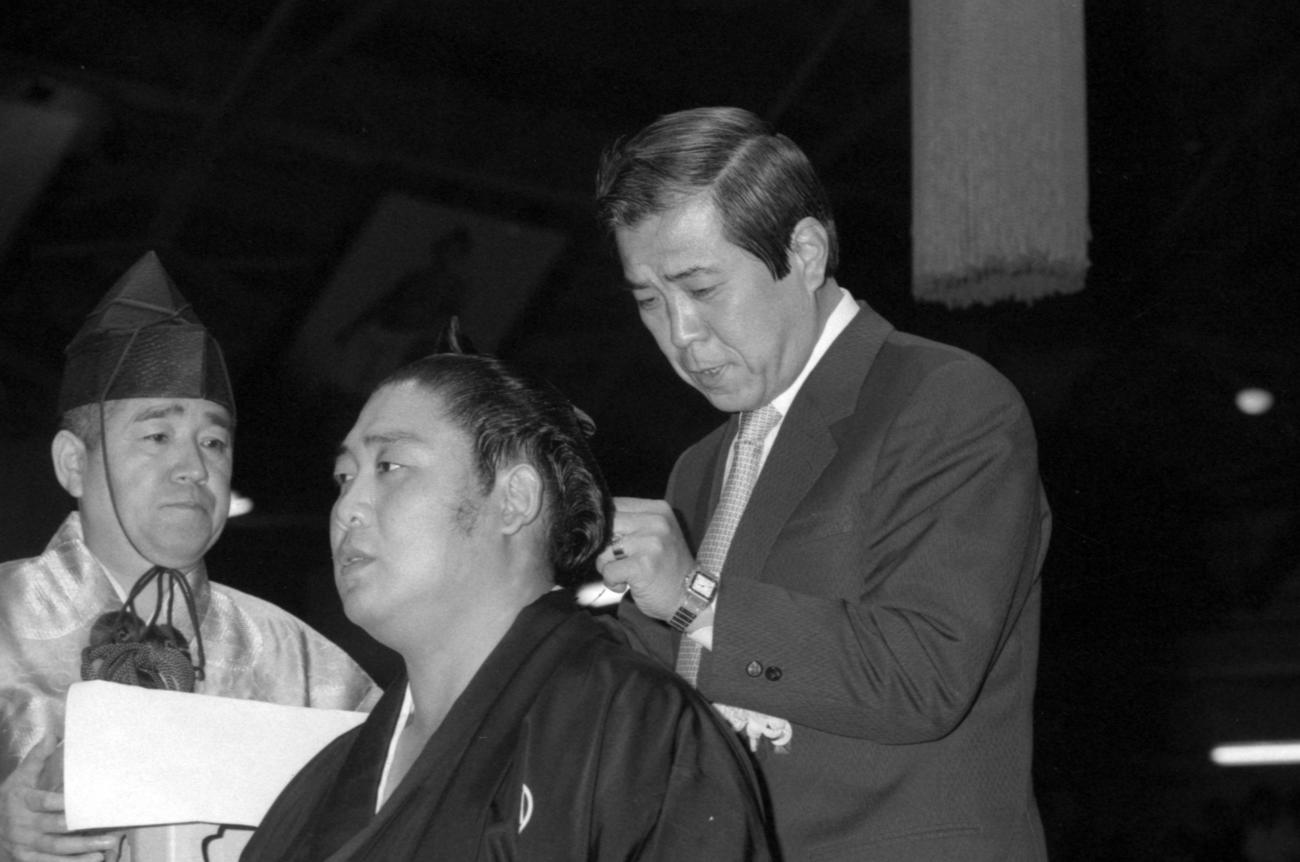83年5月、野村克也氏（右）にはさみを入れてもらう56代横綱若乃花