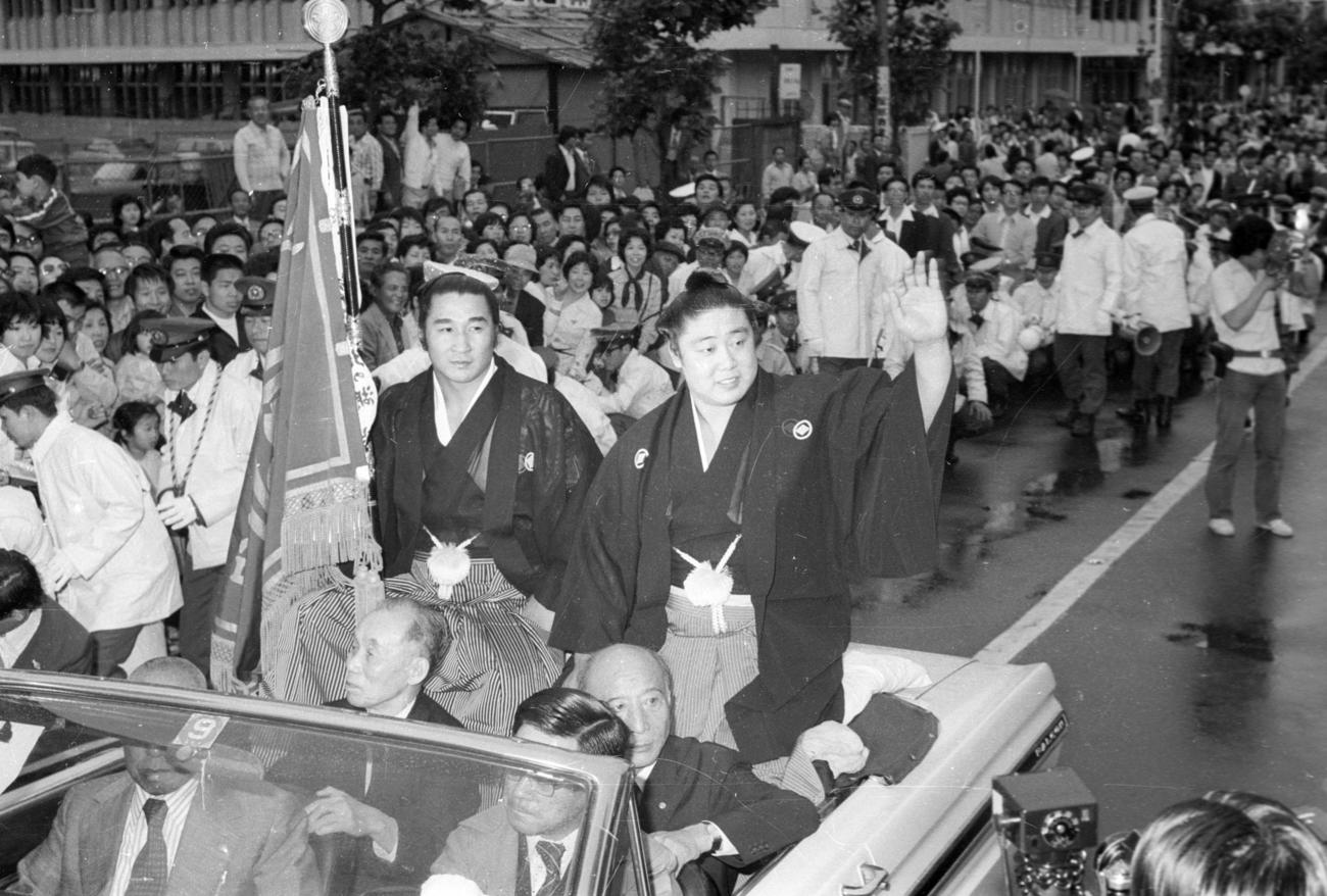 77年5月、13勝2敗で初優勝を飾り、兄弟子大関貴ノ花（左）を従えパレードする大関若三杉（右＝のち56代横綱若乃花）