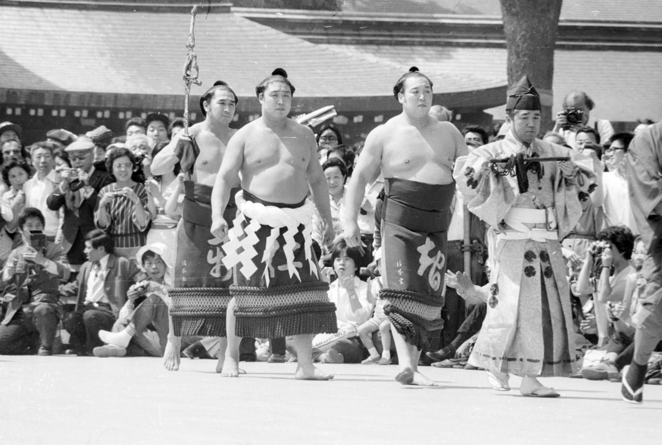 78年5月、横綱伝達式のあと、27代木村庄之助の先導で露払い隆ノ里（右＝のち59代横綱隆の里）、太刀持ち貴乃花（左＝貴ノ花）を従え、奉納土俵入りに向かう56代横綱若三杉（若乃花）