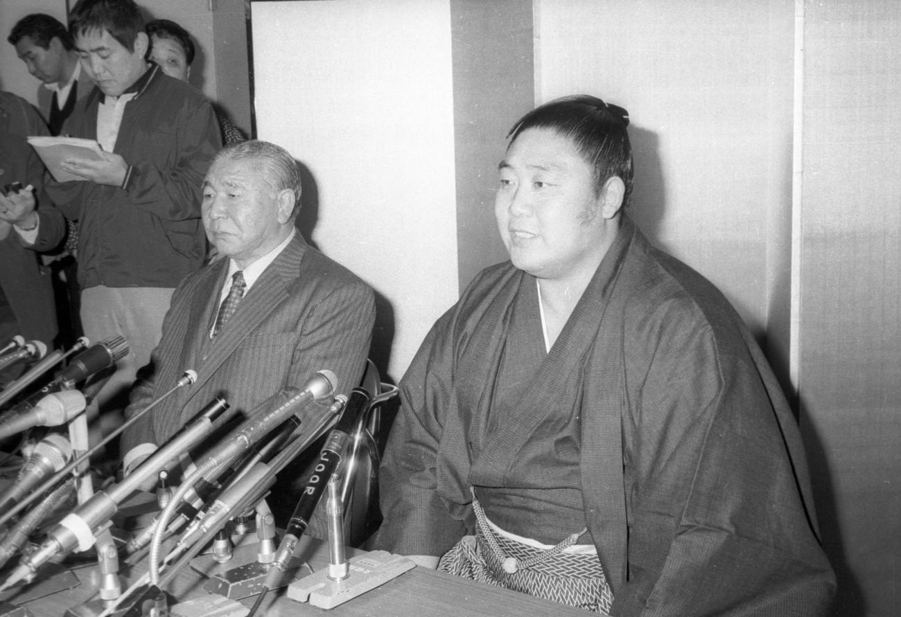 83年1月、引退記者会見をする56代横綱若乃花。左は師匠の二子山親方（45代横綱若乃花）