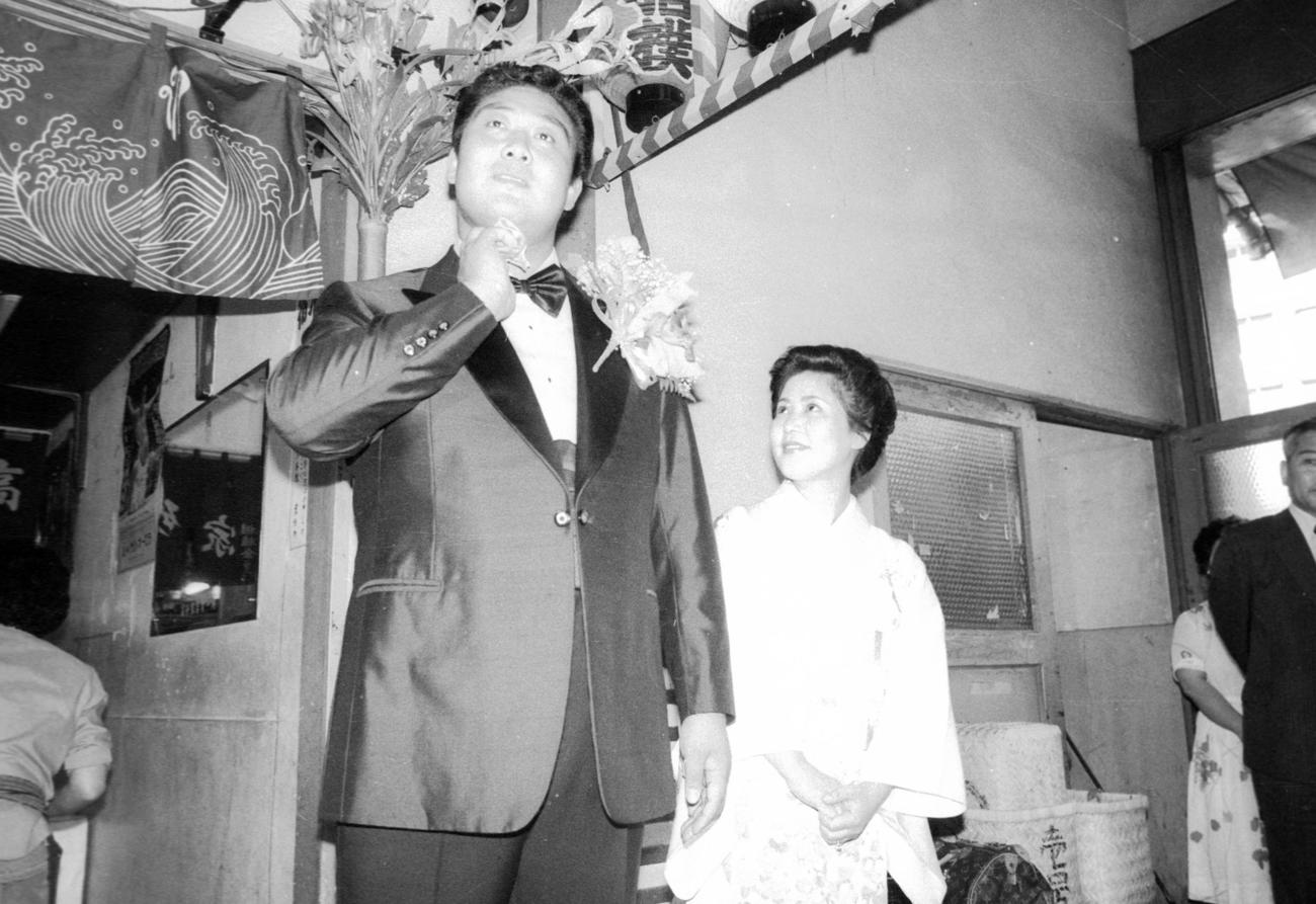 83年5月、調髪を終えタキシードにちょうネクタイ姿になった56代横綱若乃花の間垣親方、右は侑子夫人
