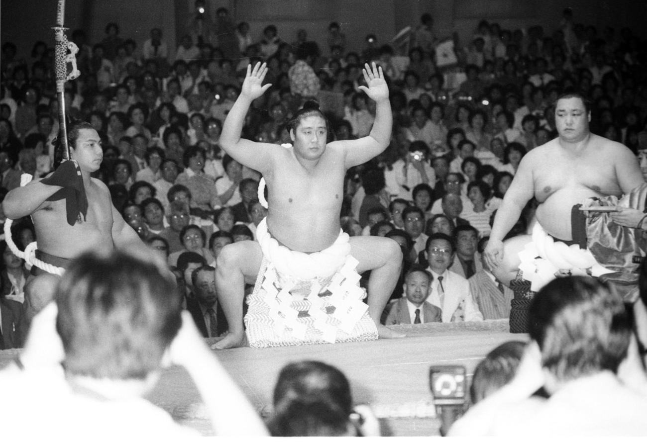 83年5月、露払い北の湖（右）、太刀持ち千代の富士（左）の両横綱を従え最後の土俵入りをする56代横綱若乃花
