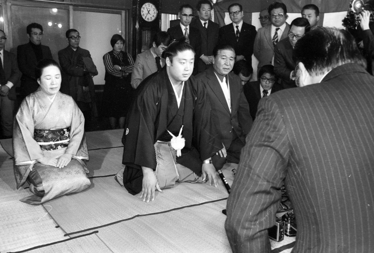 77年1月、大関昇進で二子山親方（45代横綱若乃花）夫妻と使者を迎える若三杉（のち56代横綱若乃花）。背中は枝川審判員（元大関北葉山）