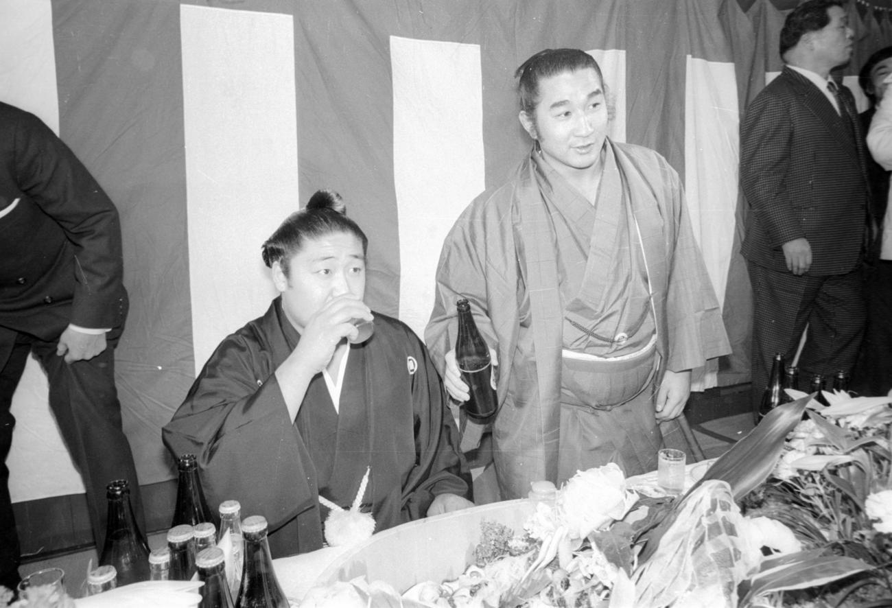 77年1月、大関昇進で部屋の先輩大関貴ノ花（右）から祝福を受ける若三杉（のち56代横綱若乃花）
