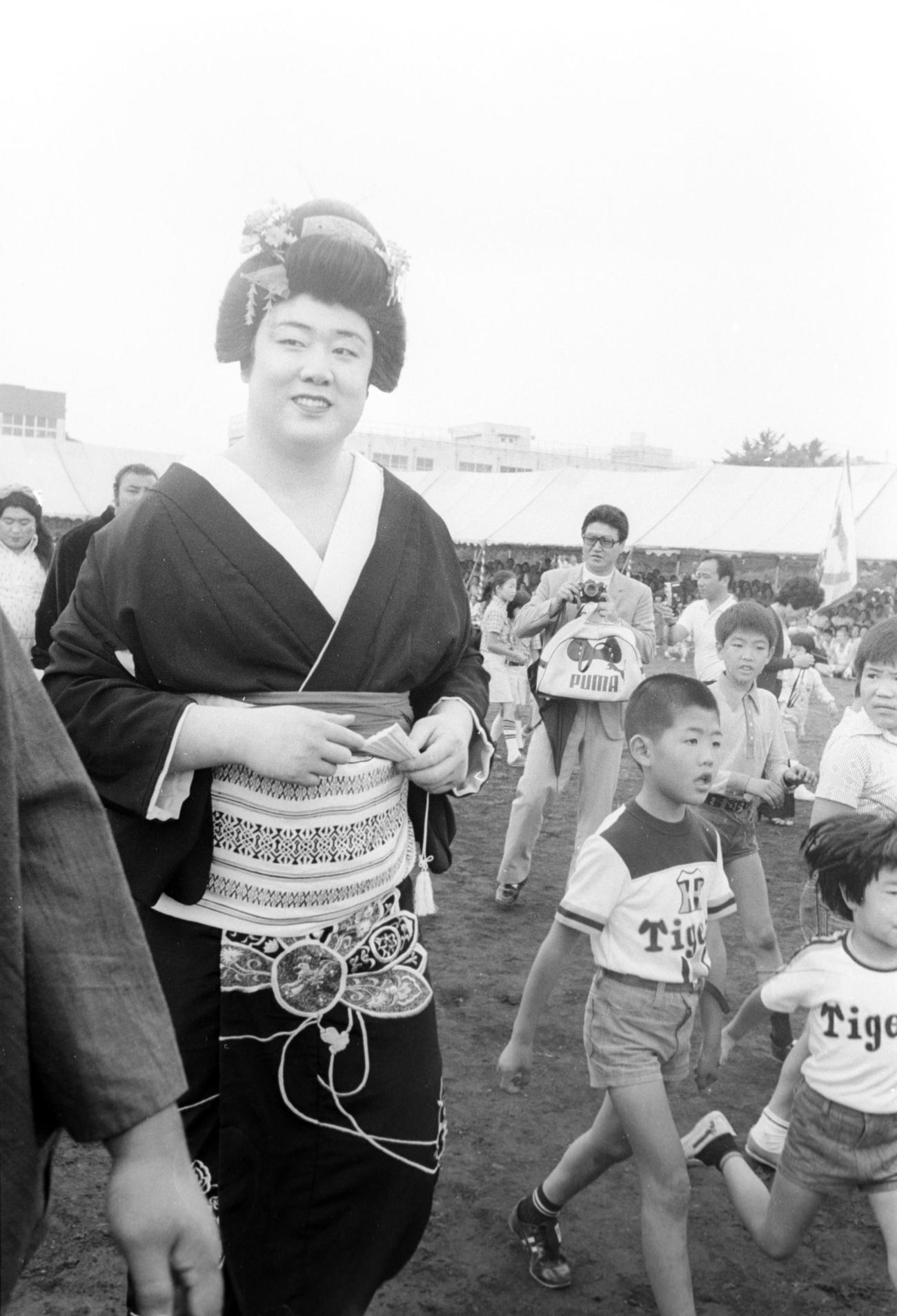 77年6月、11年ぶりに復活した力士運動会　芸者姿もあでやかな若三杉（のち56代横綱若乃花）