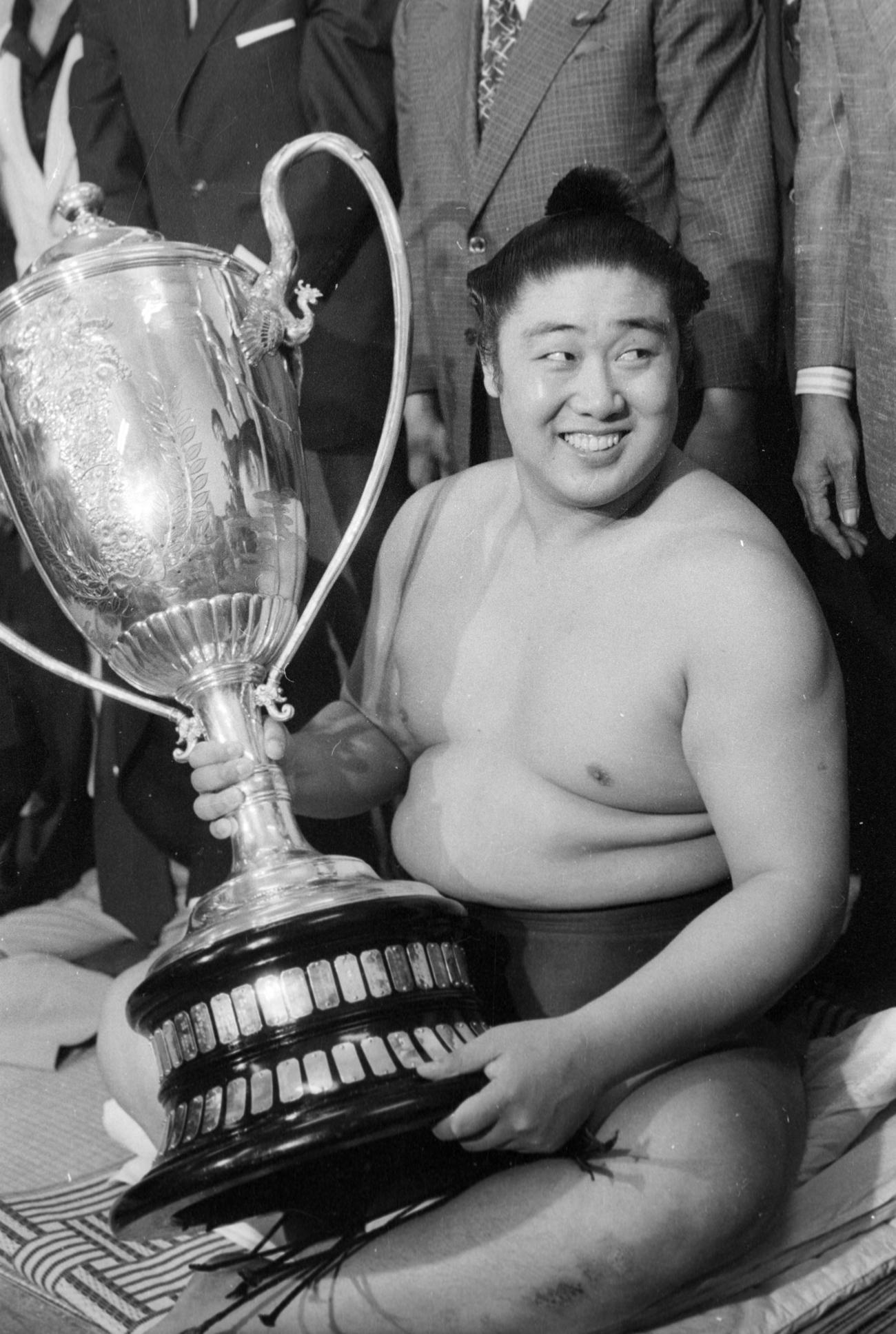 77年5月、13勝2敗で初優勝を飾り、支度部屋で記念撮影する大関若三杉（のち56代横綱若乃花）