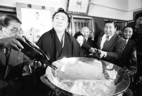 77年5月、13勝2敗で初優勝を飾り、二子山親方（右＝45代横綱若乃花）らの祝福を受ける大関若三杉（中央＝のち56代横綱若乃花）