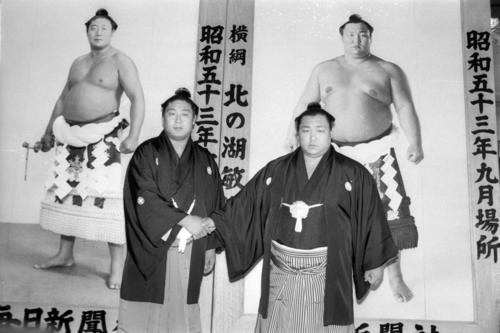 79年1月、優勝額贈呈式で早くも火花を散らす秋場所優勝の横綱北の湖（右）と九州場所優勝の横綱若乃花（左＝56代横綱、若三杉）