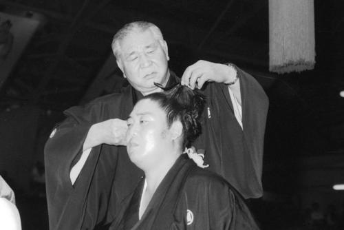 83年5月、師匠二子山親方（45代横綱若乃花）の止めばさみに感無量の56代横綱若乃花