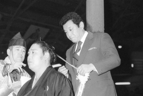 83年5月、日本ハム江夏豊投手（右）にはさみを入れてもらう56代横綱若乃花