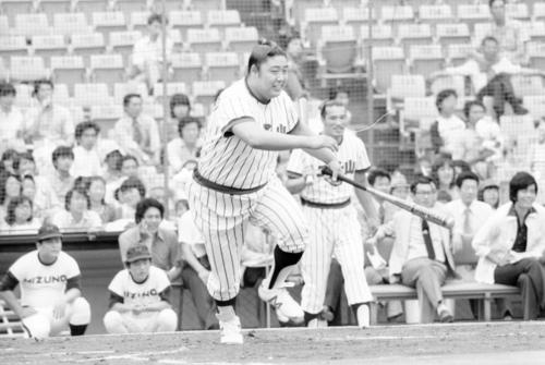 77年6月、大相撲野球大会　相撲のようにはいかないようで…。1番セカンド大関若三杉（のち56代横綱若乃花）は2打数ノーヒット、2四球
