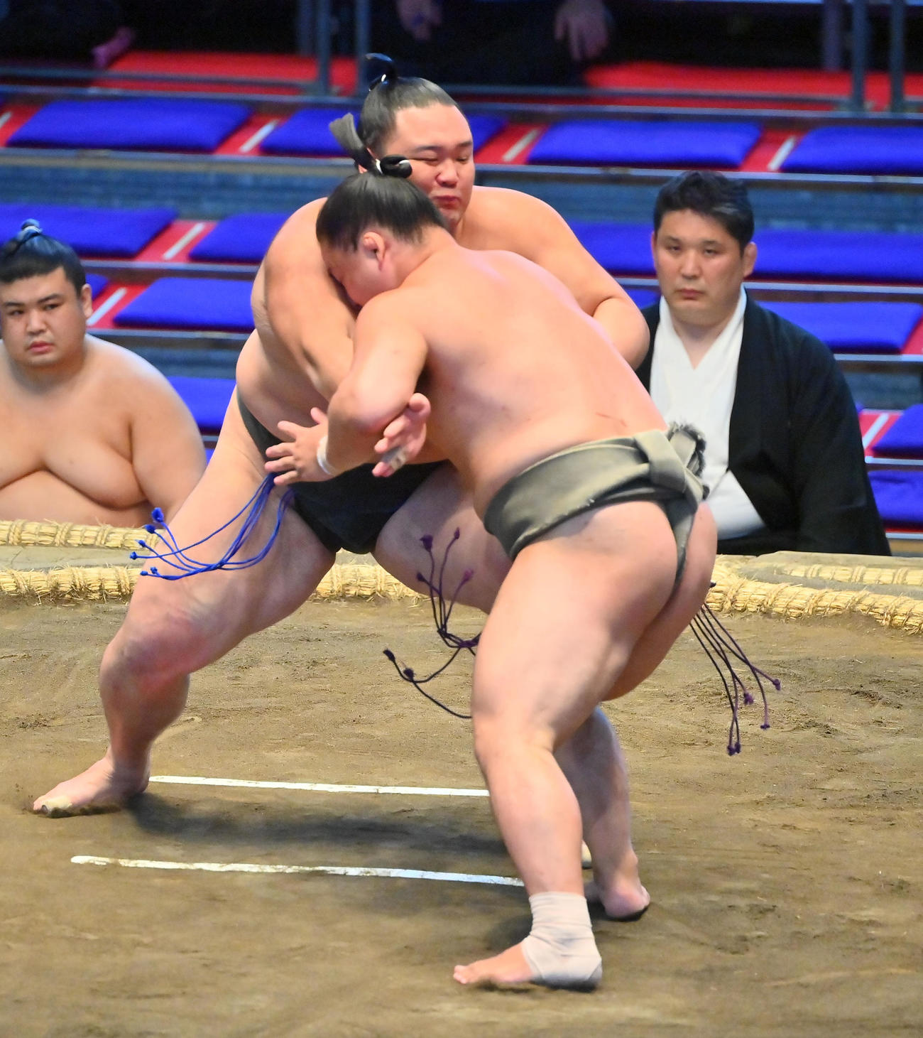 朝乃山（奥）は琴大龍を寄り切りで破る（撮影・和賀正仁）
