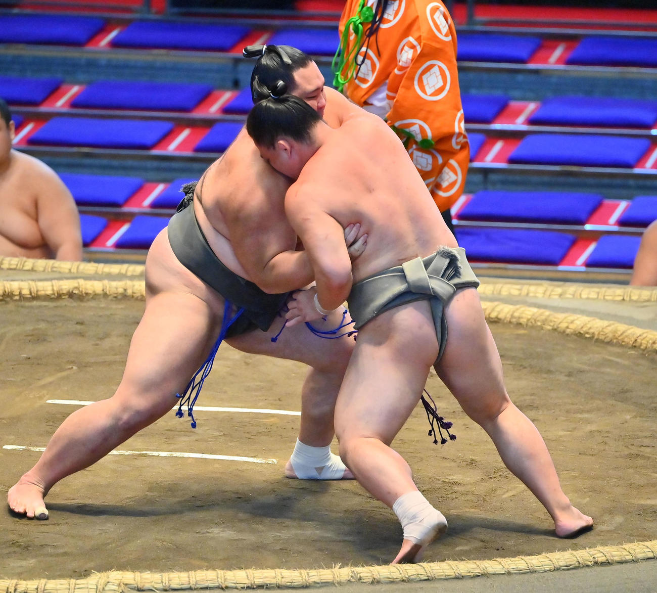朝乃山（奥）は琴大龍を寄り切りで破る（撮影・和賀正仁）