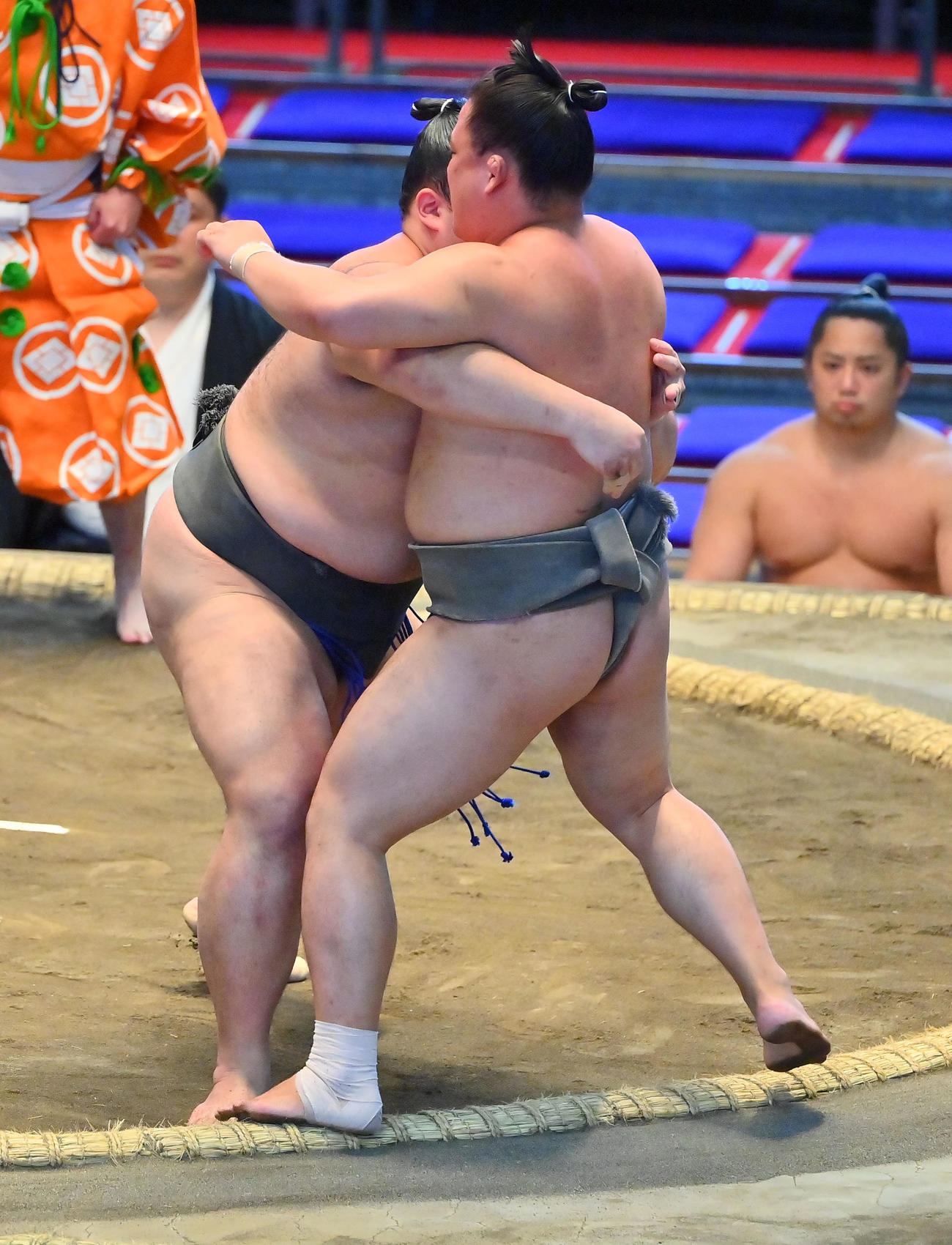 朝乃山（奥）は琴大龍を寄り切りで破る（撮影・和賀正仁）