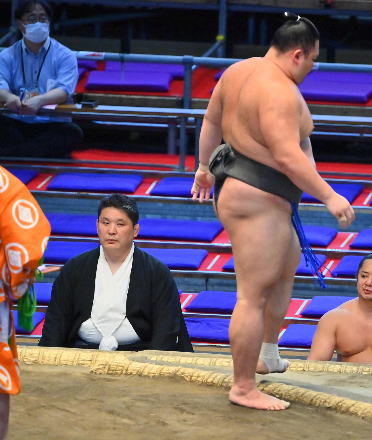 朝乃山（右）は琴大龍を寄り切りで破る（撮影・和賀正仁）