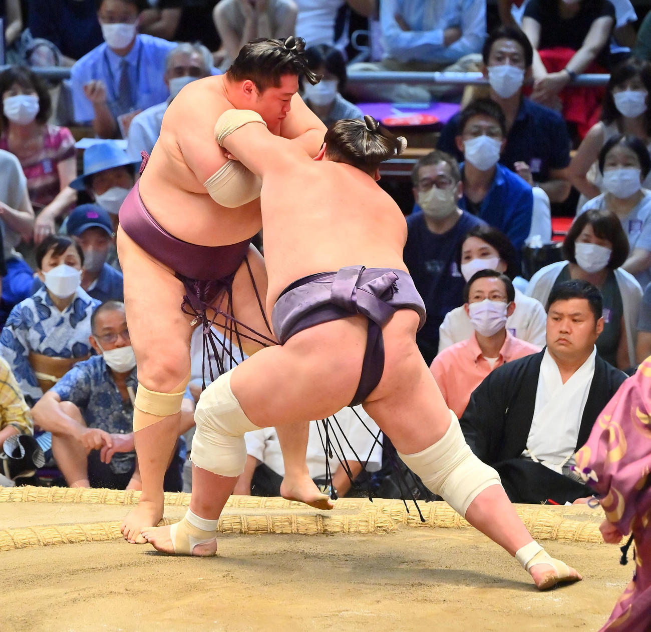 照ノ富士（右）は押し出しで遠藤を破り7勝目をあげる（撮影・和賀正仁）