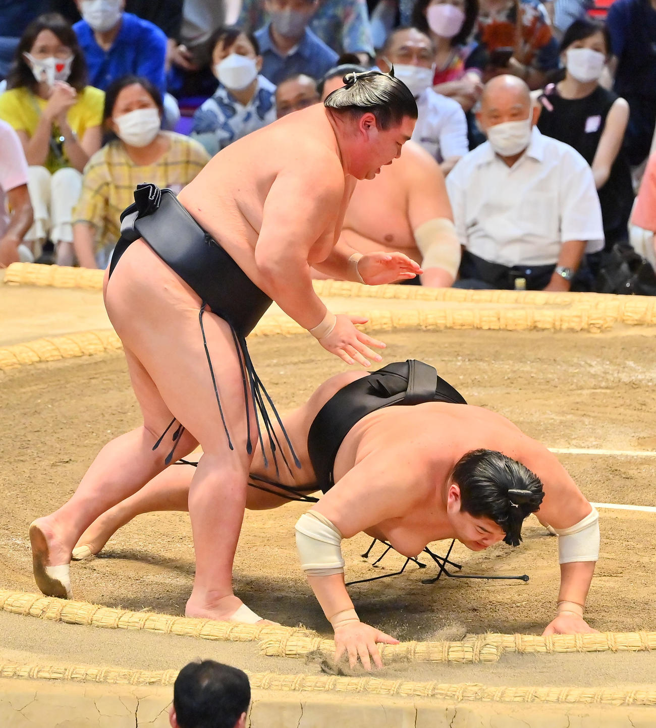 阿炎（右）を突き落としで破る正代（撮影・和賀正仁）